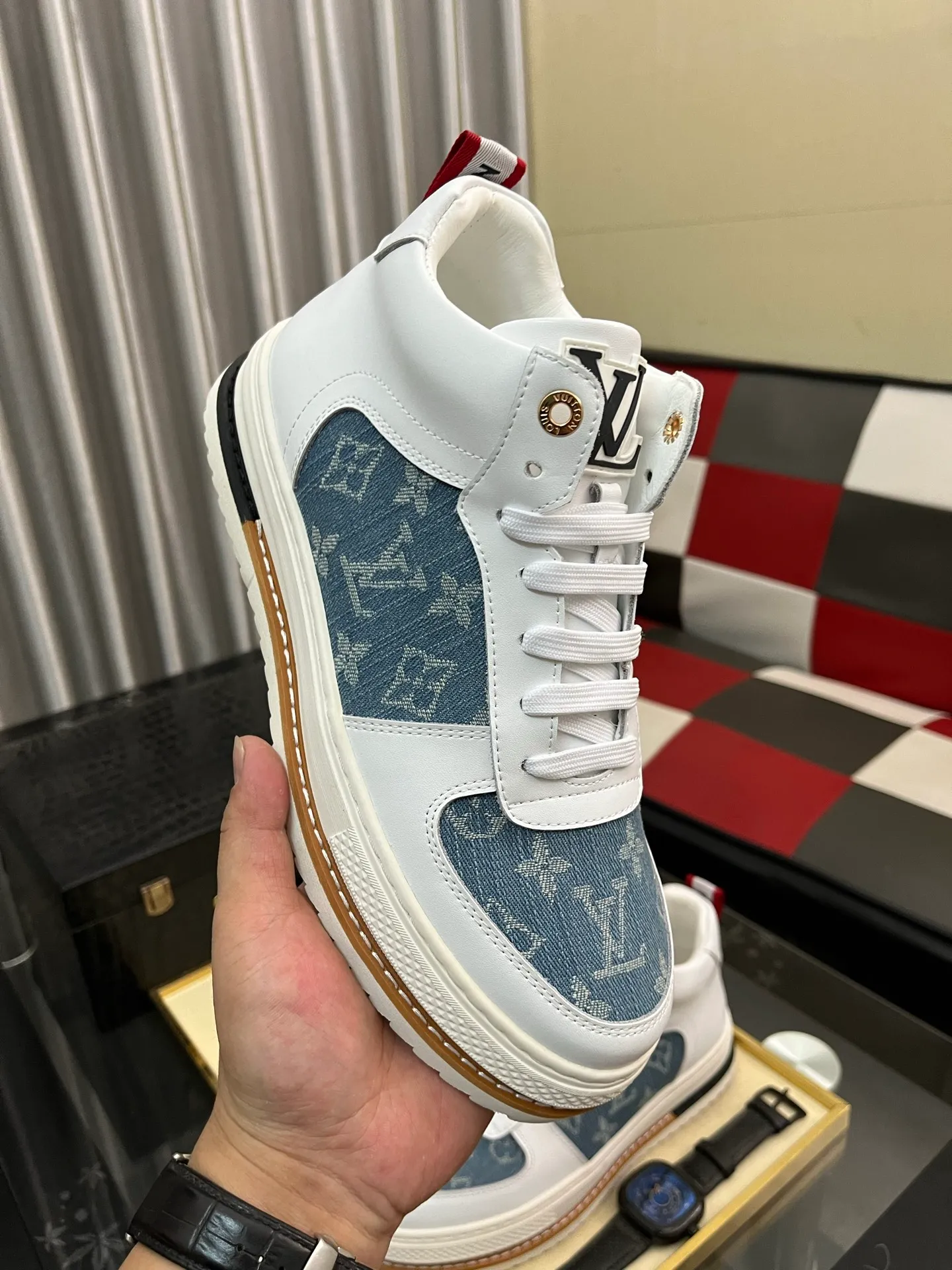 Ex-factory price: 420⌚️⌚️《Louis vuitton/LV Louis Vuitton》original quality.~ Unique modern style sneakers. 🏃A must-have casual shoe for trendy men😍😍 Original brand imported from Italy, imported original leather, cowhide lining (refuses to discolor and grind feet) sole: original sole provided by the original factory, French lazy style design ⚠️Fit to the feet, original quality, super comfortable original sole. Code number: 38-442️⃣Colors available